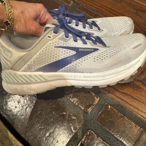 Brooks GTS 22 adrenaline running shoe with minimal use size 8